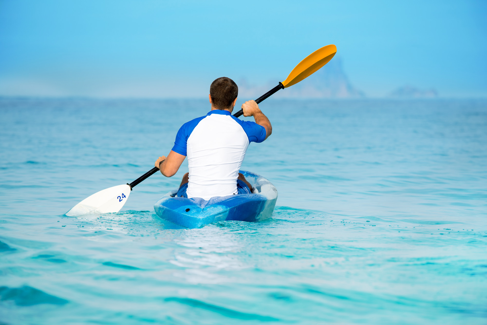 mann am paddeln kayak wassersport sonnenschutz