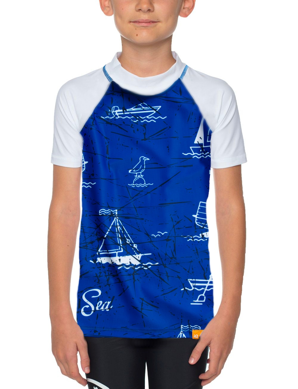 UV T-Shirt für Kinder | Sea Kinder blau-weiß angezogen