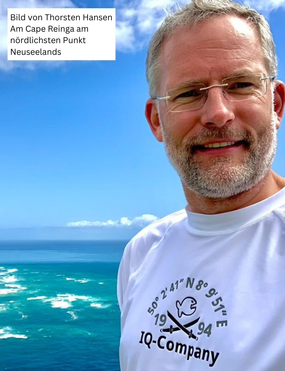 Bild von @reiseleiter_thorsten_hansen t-shirt mit motiv weiß am Cape Reinga Neuseeland