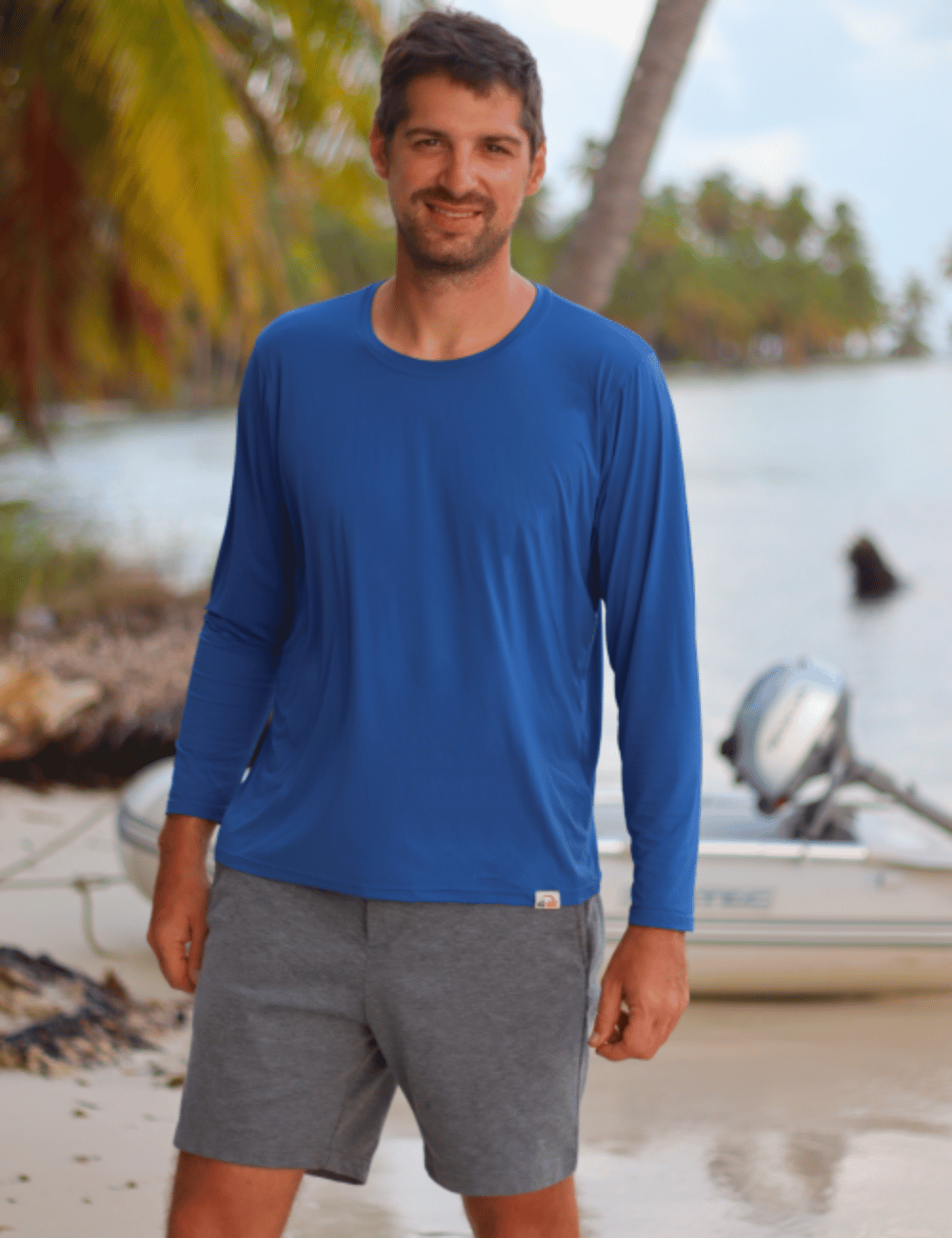 Andre auf dem Strand mit FREE langarm shirt blau