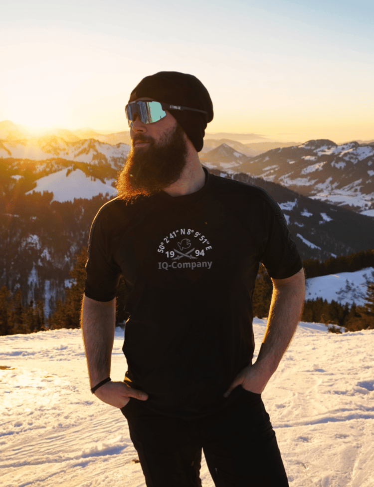 Motiv T-Shirt @tizes_mountainworld beim Wandern in den Bergen im schnee
