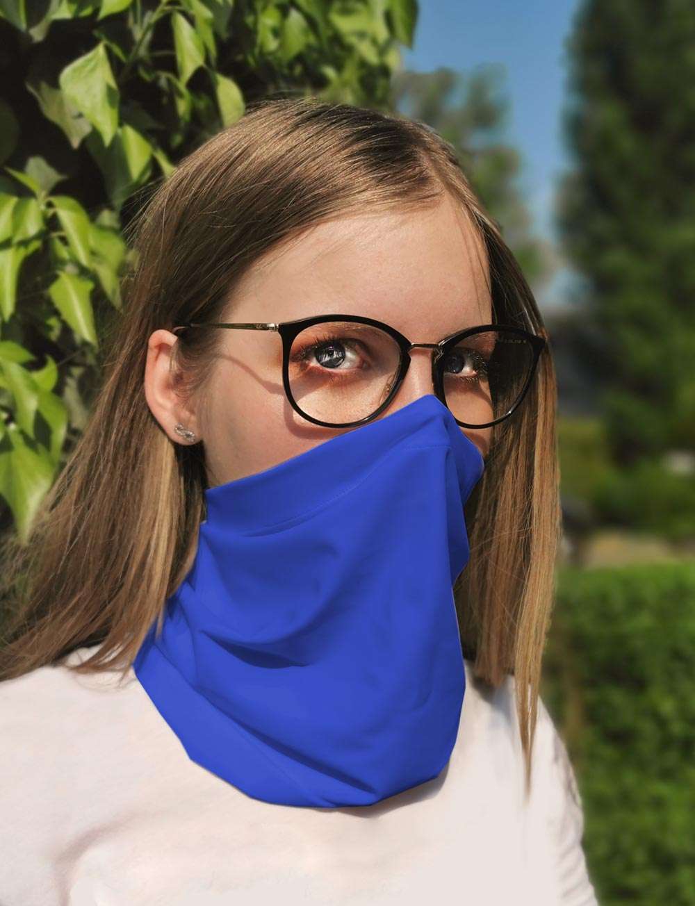 Tube Community Maske blau über die Nase im Freien
