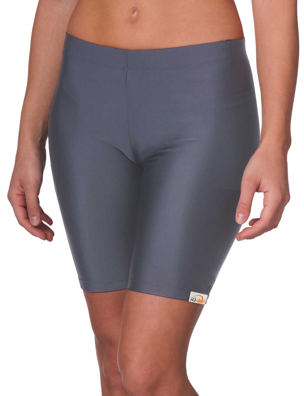 UV Shorts für Damen mit Handy Tasche grau angezogen